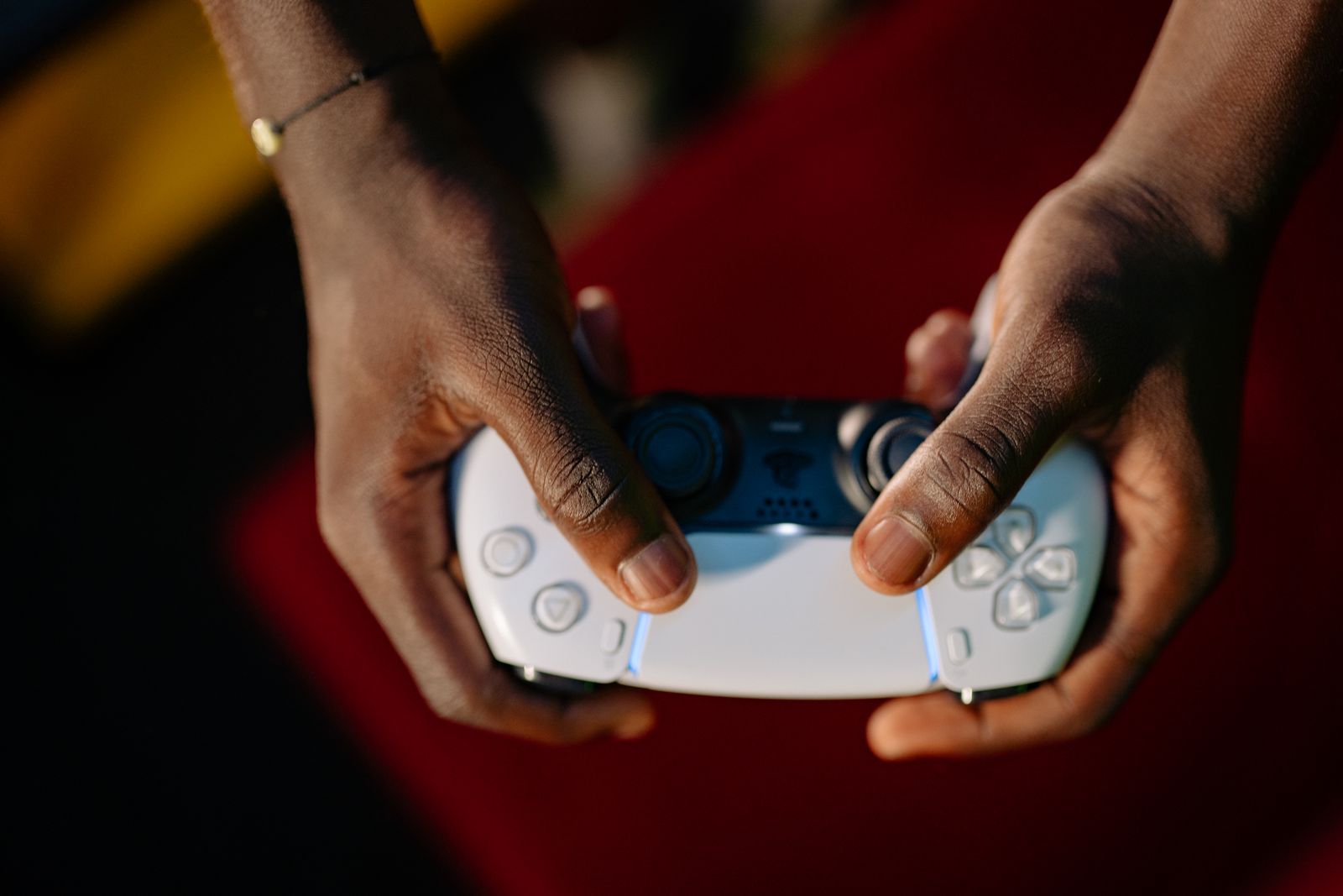Des mains tiennent une manette de jeu sans fil