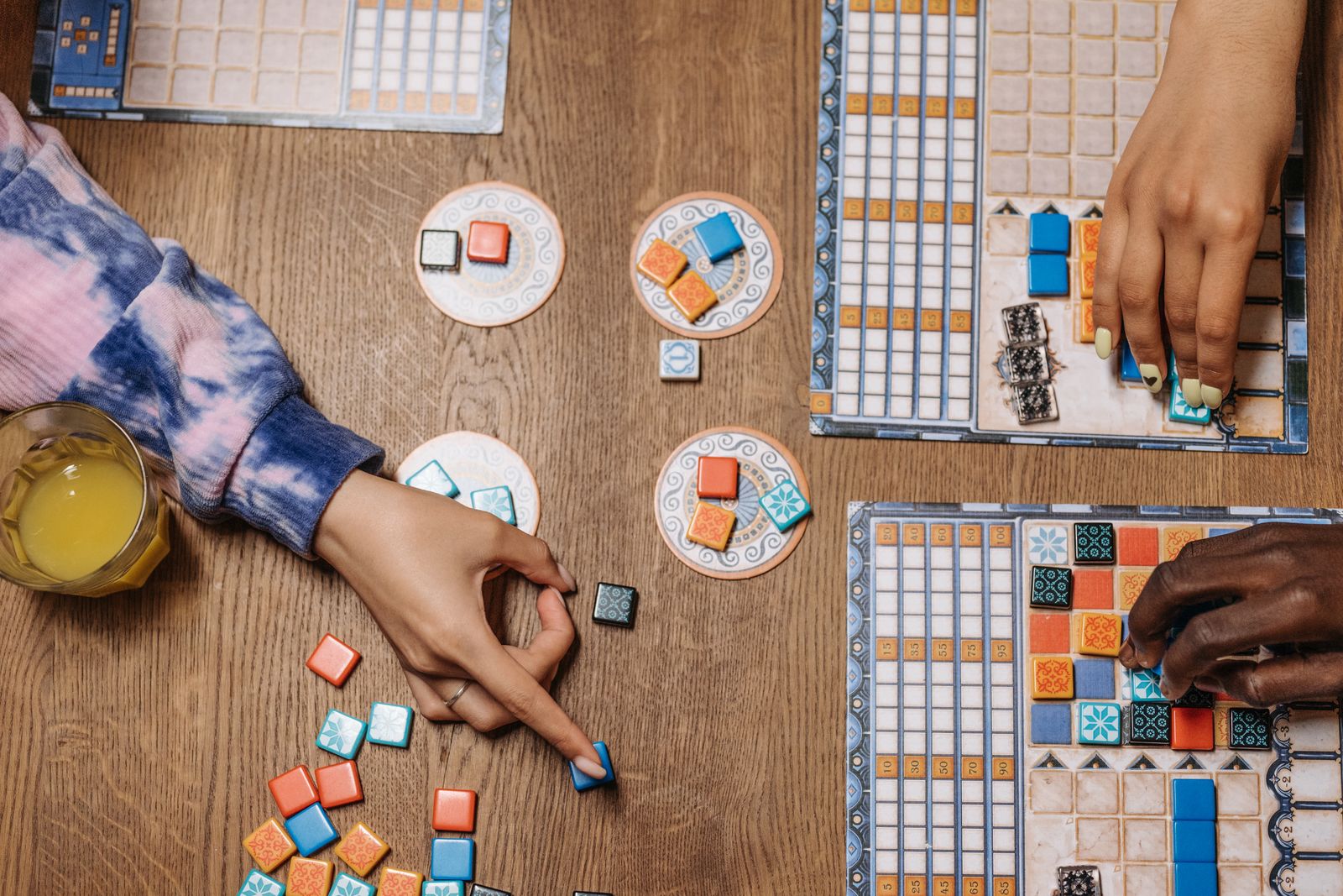 Des amis autour d’un jeu de société sur une table en bois