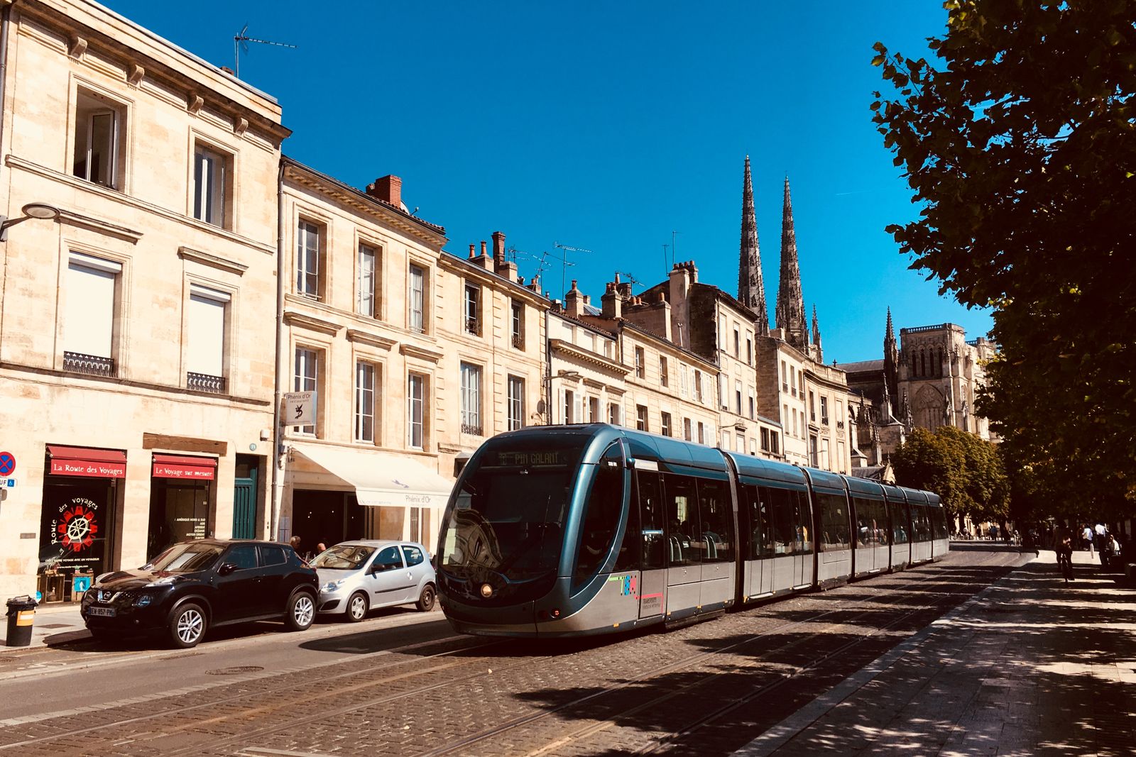 Un tramway dans une rue historique de Bordeaux