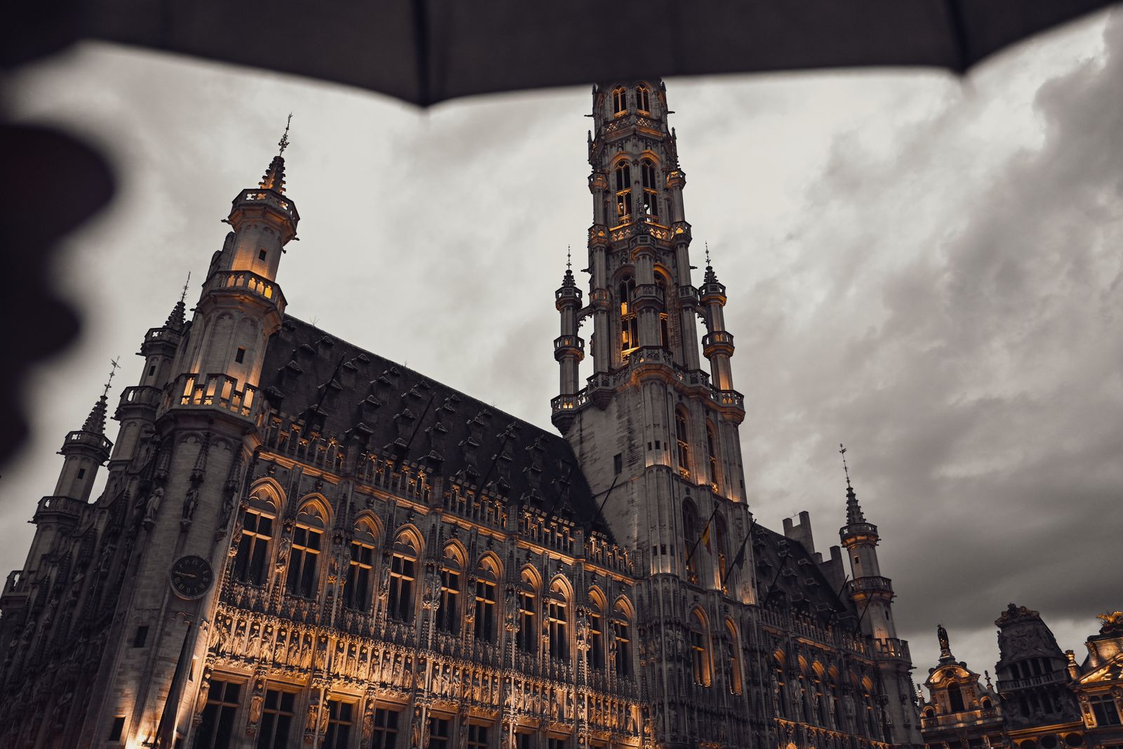 La Grand-Place de Bruxelles illuminée sous un ciel d’orage