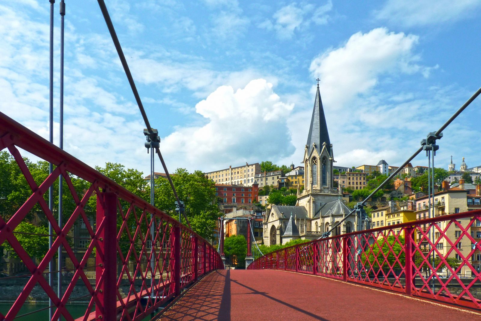 La passerelle Saint-Georges et l’église Saint-Georges à Lyon