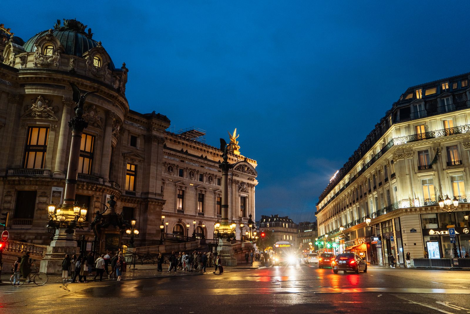 L’Opéra Garnier et les rues illuminées de Paris, la nuit
