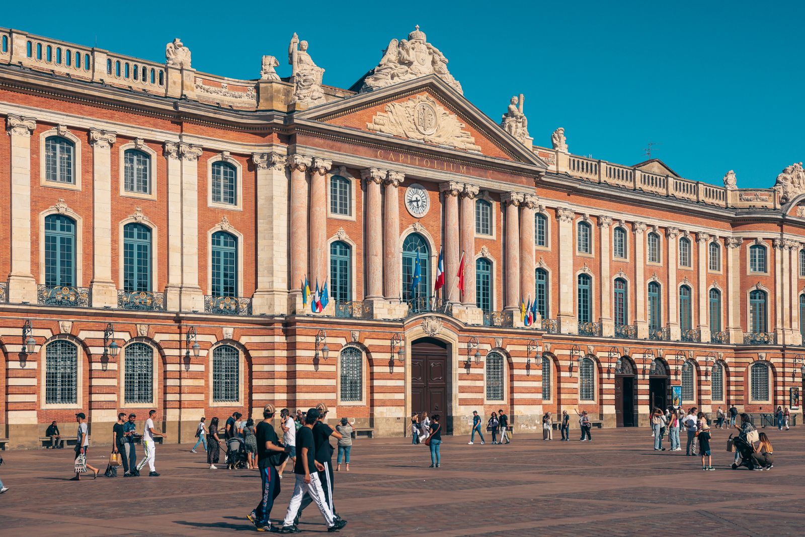 Le Capitole de Toulouse et sa place ensoleillée